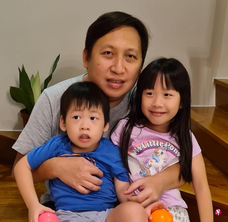 萧智豪与子女合照。