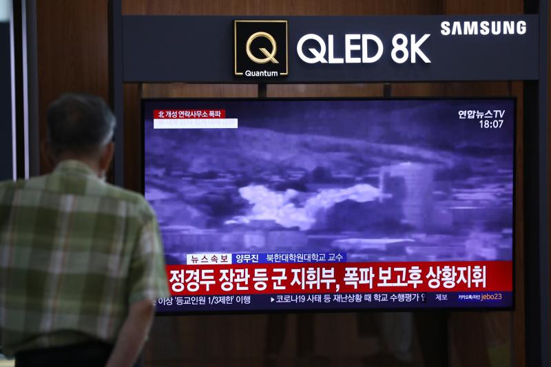 韩国统一部周二（6月16日）证实，位于开城的韩朝联络办公室于当地时间下午2时49分（新加坡时间下午1时49分）被朝方爆破。（彭博社） 