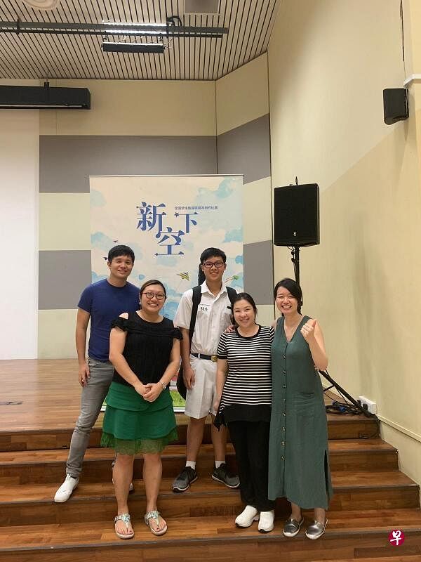 圣伯特理中学华文教师李西尧（右二）去年和同校老师一同到场支持参与“新空下”比赛的学生。（受访者提供）