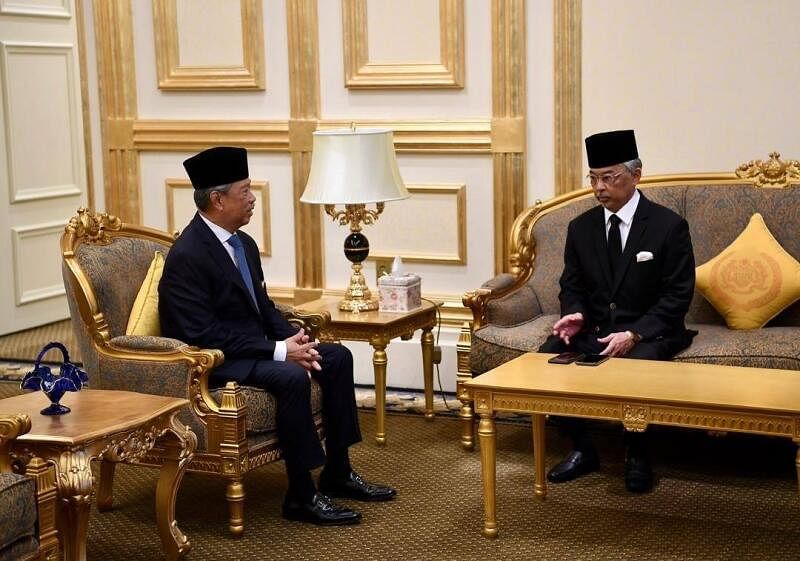 6月10日，马国首相慕尤丁（左）在内阁会议前觐见国家元首阿都拉，他之前几周都以视讯方式向阿都拉汇报内阁事务。（取自慕尤丁面簿）