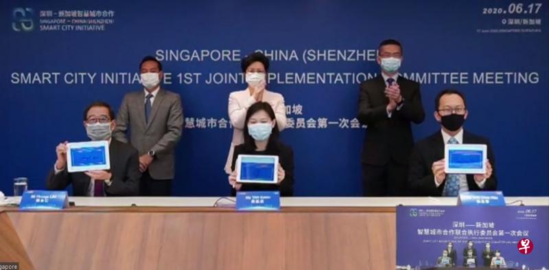 （后排左起）陈杰豪、杨颖仪、柳俊泓见证了新深两地政府机构与企业代表，隔着屏幕通过平板电脑上在谅解备忘录上签名。（视频截图）
