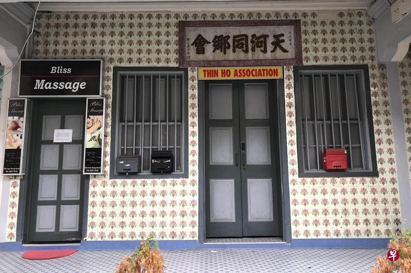安祥山的老会馆和按摩院在“铺天盖地”的彩砖中共存。