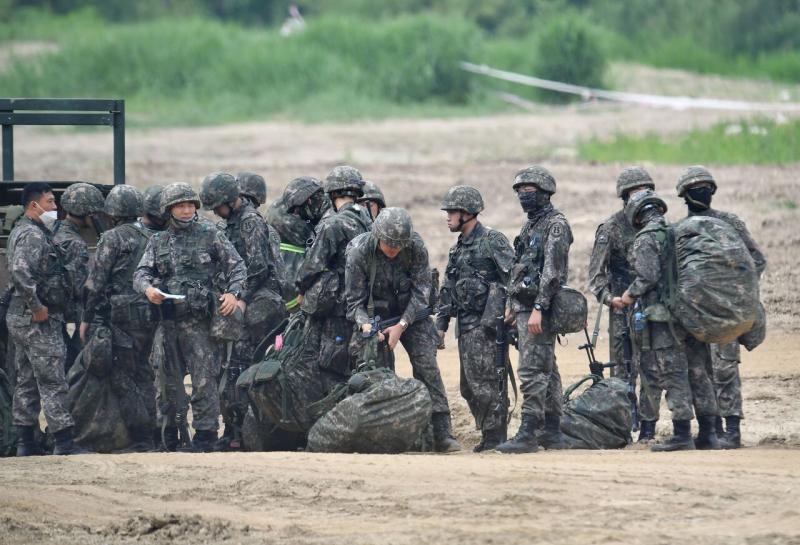 6月18日，一组韩国士兵集结在京畿道坡州市的一个军训营地。（法新社） 