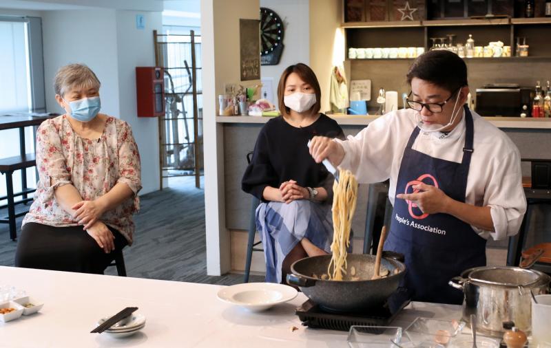 人协烹饪导师陈国樑（右）示范多道西餐菜肴的制作方式。郭美伶中医师（左）和96.3好FM电台DJ洪菁云也与观众分享健康饮食贴士。（梁麒麟摄）