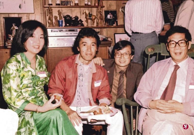 1984年秋于美国爱荷华国际写作计划活动，摄于聂华苓寓所。左起：柏杨夫人张香华、菲律宾作家、彦火、柏杨。（彦火提供）