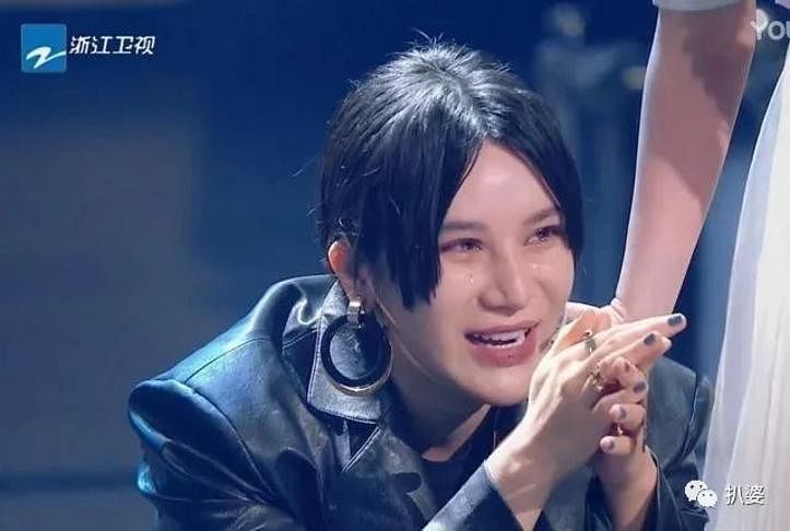 尚雯婕见到同届“超女”出现时，蹲下哭成泪人。（视频截图）