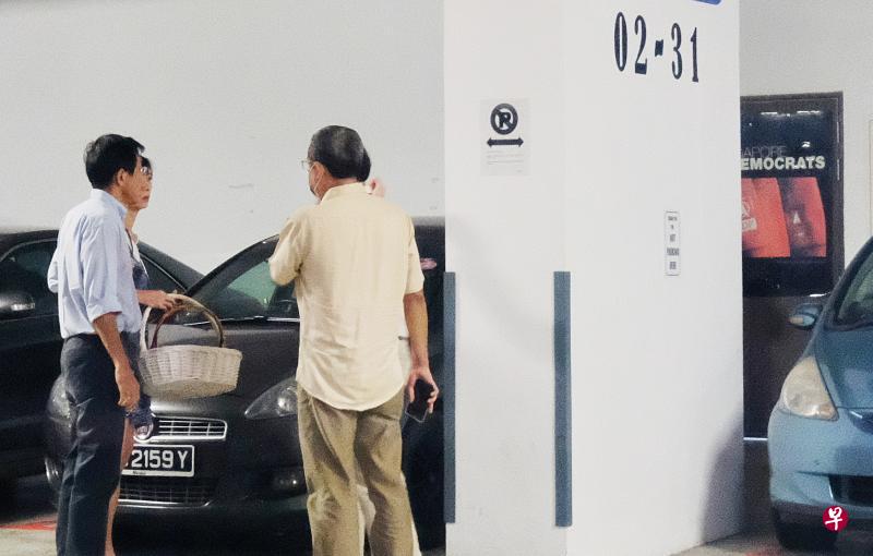 新加坡民主党党魁徐顺全（左一）昨天出现在民主党位于宏茂桥的总部。民主党昨晚发文告说，该党虽然已做好准备应对大选，但是认为人民行动党在这时候举行选举是不顾新加坡人的安危。（龙国雄摄）