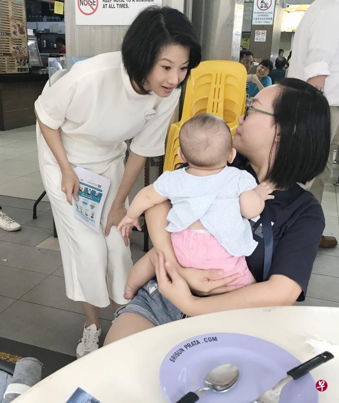榜鹅西区本届大选首次被划为单选区，负责该区事务的内政部兼国家发展部高级政务次长孙雪玲（左）料将单飞。图为今年3月，孙雪玲在区内与居民互动。（档案照片）
