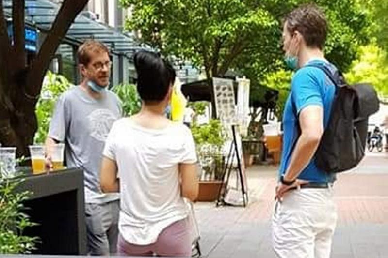 网民早前放上面簿的照片中，可见奥地利籍男子麦克（左一）和美国籍夫妇宝阮布朗尼（中）和布朗尼（右一），三人各被罚8000元。（取自面簿）