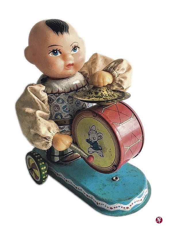 铁皮玩具“小弟打鼓”大人小孩都喜爱。