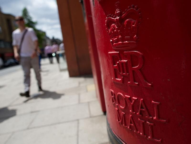 英邮政集团的2020财年税前利润从上年同期的2.41亿英镑降至1.8亿英镑。该集团周四表示，公司将进行重组，可能裁减约2000个管理层职位。（法新社） 