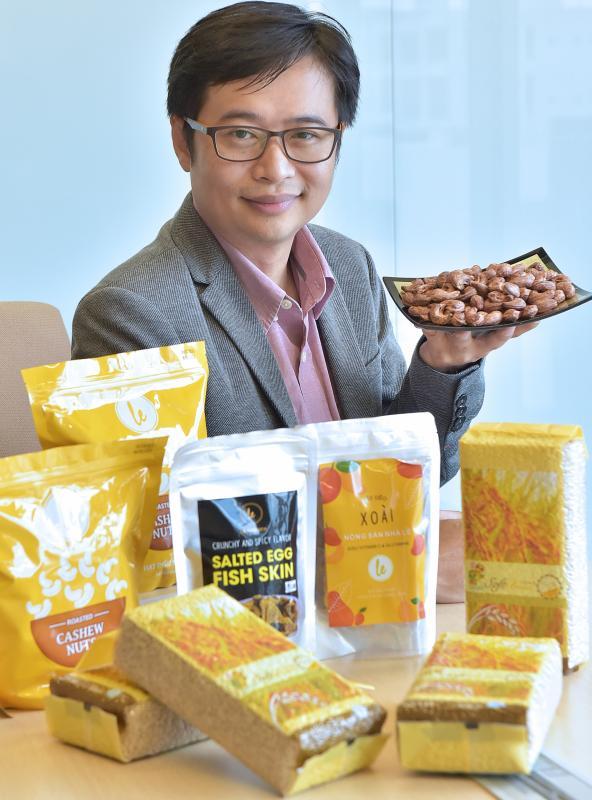 杨建平前后花了10年，从在柬埔寨研发种子专利到成为越南厂商的合作伙伴，不仅代理腰果等食品，还在越南合资建厂。（特约林新泰摄）