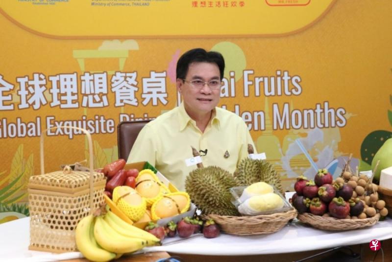 泰国副首相兼商务部长朱林直播向中国观众推销榴梿，吸引900万人次上线观赏。（中新社）