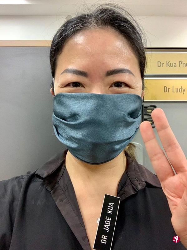 高级顾问医生柯碧辉，在阻断措施期间在家中做直播，传达医学知识。（受访者提供）