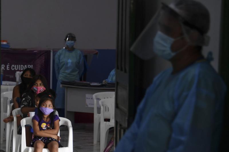 巴西原住民协会表示，疫情至今已造成超过7000名原住民死亡。图为当地原住民在一个医疗站求医。（法新社） 