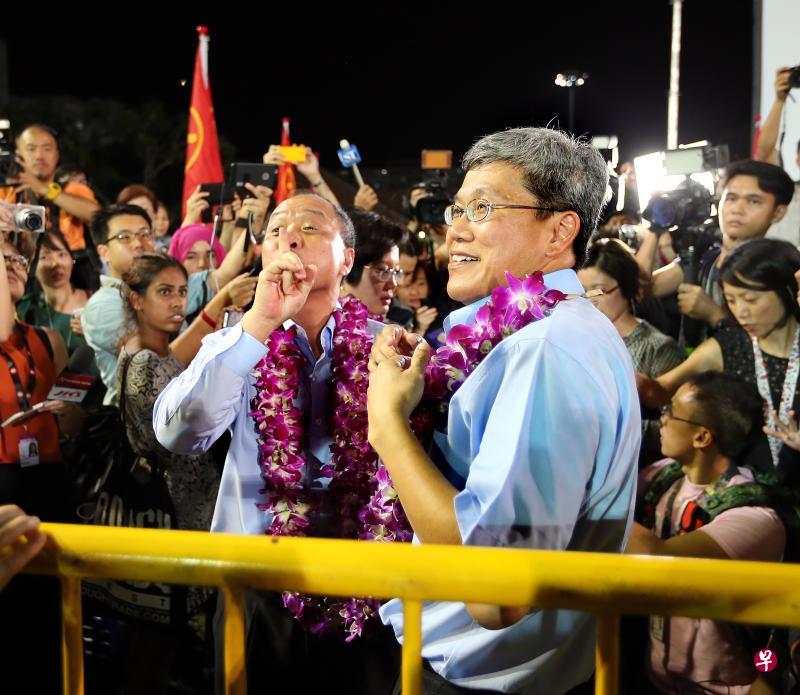 后港的受访居民都认为，就算刘程强（左）和原后港议员方荣发（右）不再参选，后港依然会是工人党的“老家”。（档案照）
