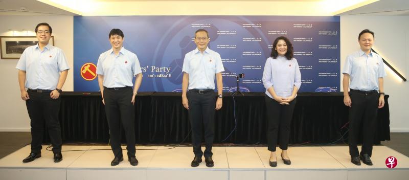 工人党昨天介绍五名大选准候选人，当中包括两名全新面孔林志蔚（左二）和辣玉莎（右二）。确定竞逐后港区的工人党中委陈立峰（中），也在会上分享他对后港选情的分析。陈俊元（左一）与黄富荣（右一）曾参加2015年大选。（谢智扬摄）