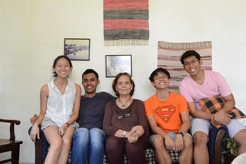 陆玮（左一）和黄智强（右二）在2015年时，与友人Anirudh Krishnan（左二）和Fuad Johari（右一）为“Unravel”语言学杂志找资料时，到马来西亚芙蓉访问专门研究克里斯坦语的Joan Marbeck（中）。
