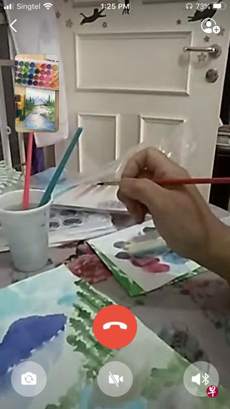 “艺群”让乐龄人士透过手机相聚作画。