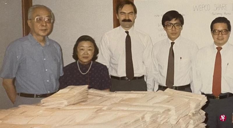 　华昌电镀于1987年在自动报价股市挂牌，何日华、李廉凤夫妇（左一及左二）和长子何光平（右二），以及陈章财（右一）在新股配售抽签仪式上合影。（受访者提供）