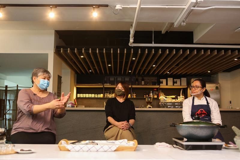 人协烹饪导师陈甄倪（右）会示范制作多道娘惹美食。郭美伶中医师（左）和96.3好FM电台DJ洪菁云也会与观众分享健康饮食贴士。（李健玮摄）