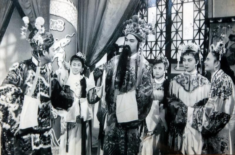 刘虎臣（左三）在1958年上映的本地夏语片《醉打金枝》中扮演皇帝。（档案照片）