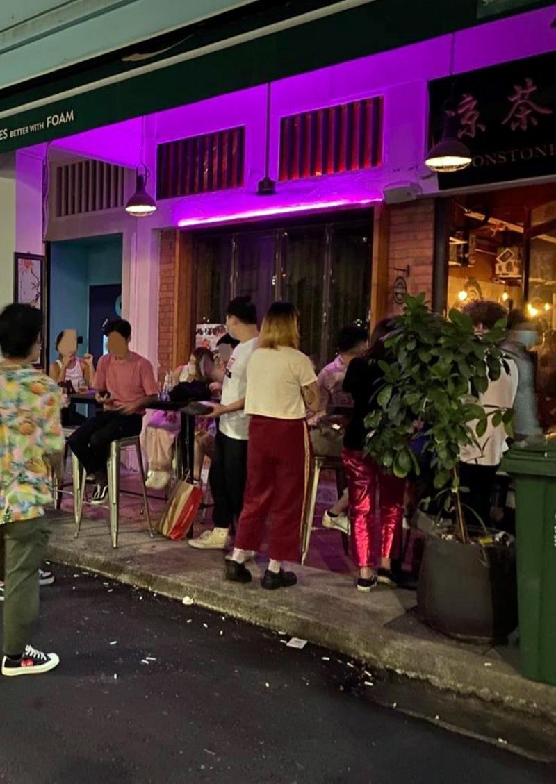 新加坡旅游局上周六晚上10时35分到Moonstone酒吧检查，发现顾客还在外喝酒，酒吧因此被罚款1000元，并被令停业。（新加坡旅游局提供） 