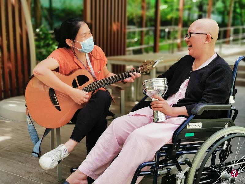 雅西西慈怀病院音乐治疗师林雯滇（左）通过音乐，助癌患刘庆云发掘自己的音乐潜能。（雅西西慈怀病院提供）