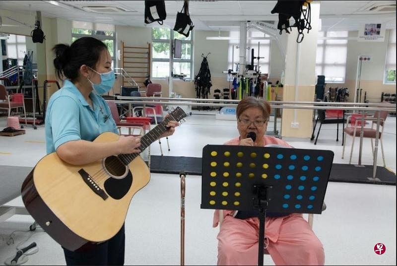 圣路加医院音乐治疗师陈丽栂给病患提供音乐治疗。（圣路加医院提供）