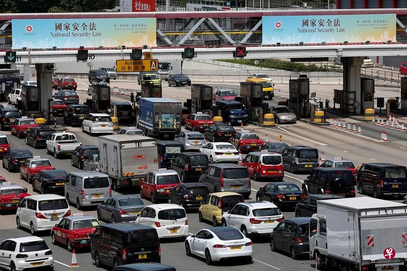 香港政府近期在各地大力宣传香港国安法立法的必要性。图为港府在链接港岛和九龙的东隧收费站上宣传香港国安法的广告看板。（路透社）