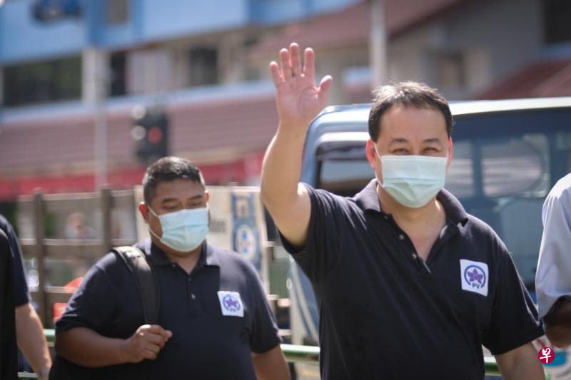 人民之声创党人、惹兰勿刹集选区候选人林鼎（右一），又质疑本地学生所获的教育资源比外籍学生少，因陈述具误导性，接到政府的更正指令。（档案照片） 