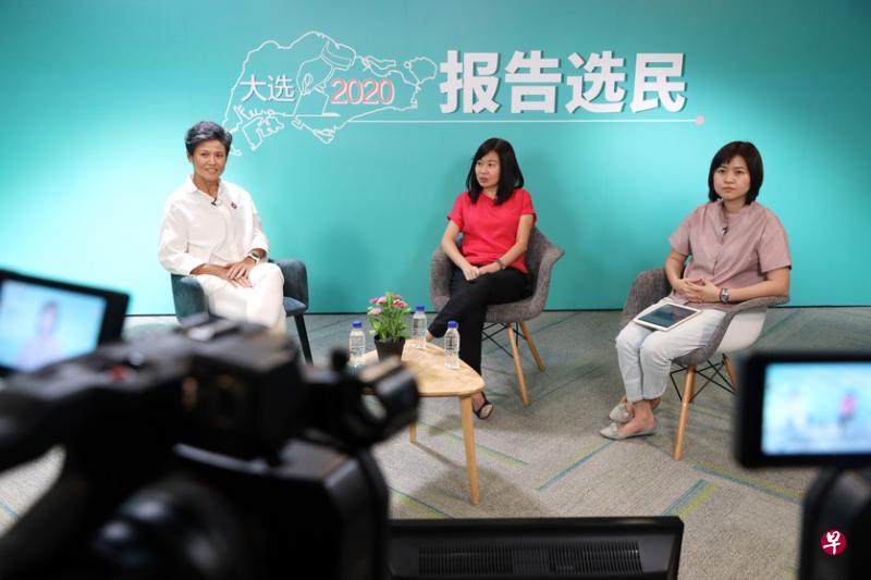 　“报告选民”首期节目邀请人民行动党三巴旺集选区候选人傅丽珊（左），同新闻中心采访副主任（政治）何惜薇（中）与新闻中心助理总编辑兼采访主任洪奕婷进行对话。（邝启聪摄）