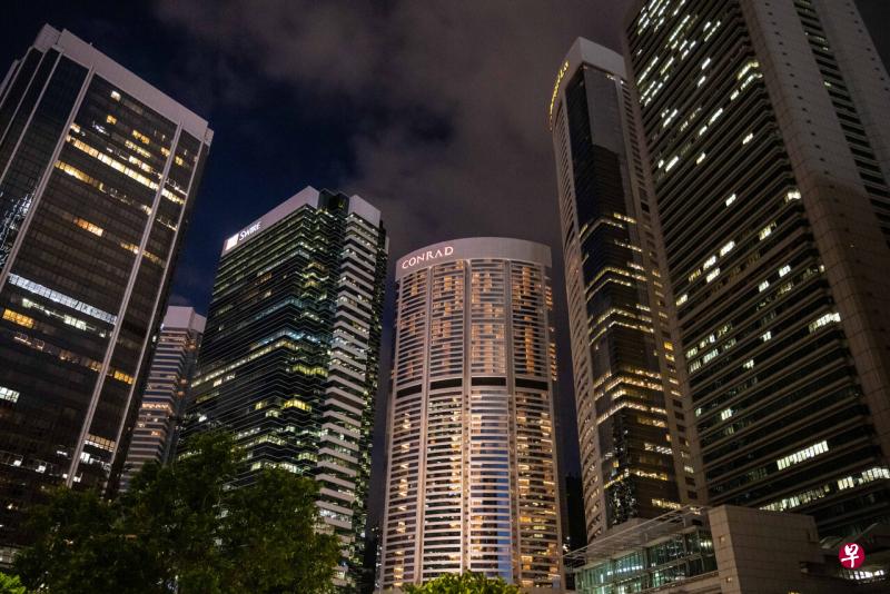 美国国会通过一项法案，对与推行港版国安法的中国官员的往来银行实施制裁。（彭博社） 