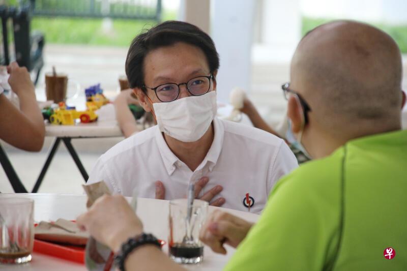 谢秉辉昨早（7月6日）到信佳路第625A座附近咖啡店与组屋拜访选民。（唐家鸿摄）