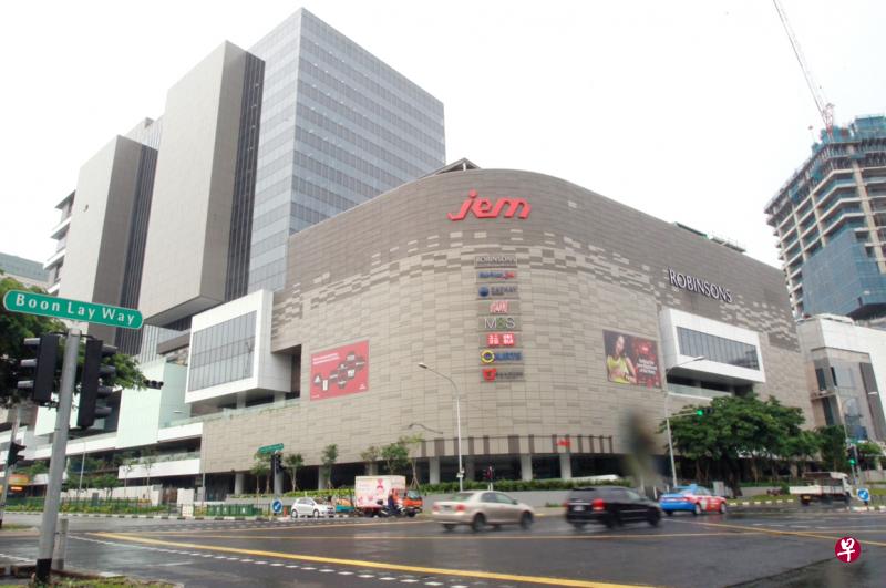 确诊冠病病例到过的社区地方包括裕廊东JEM购物中心的Penang Culture和Don Don Donki。（档案照） 