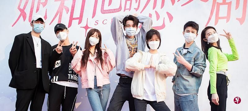 《她和他的恋爱剧本》于横店开拍，演员都戴着口罩出席开机仪式。（互联网）