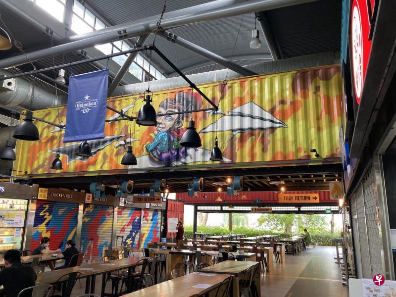 Timbre+熟食中心将集装箱融入其建筑结构，漆上涂鸦式的画作，注入活力。