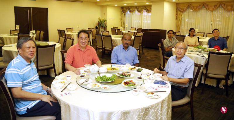 人民之声秘书长林鼎（左二），昨天与该党的惹兰勿刹集选区候选人梁实轩（左起）和西瓦库玛兰一起前往珍珠坊一家素食餐厅用餐。（饶进礼摄）