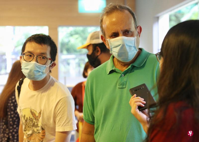 肯尼斯（左二）结束14天居家通知，终于与杨耀辉（左一）等其他革新党的候选人聚首。（李健玮摄）