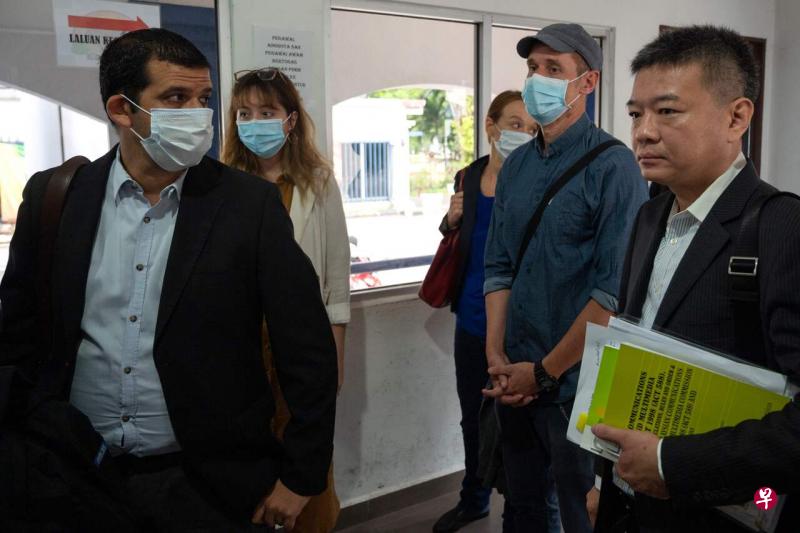 半岛电视台包括编采部门的职员，周五（7月10日）前往马来西亚全国警察总部协助调查。（法新社） 