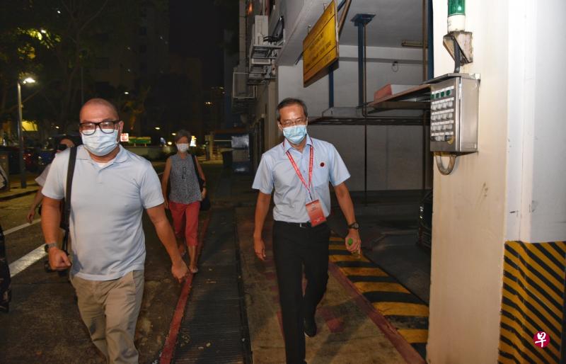 赢得后港区议席的工人党候选人陈立峰（右一）发表胜选感言，感谢选民的信任与委托，并表示会尽他所能服务后港选民，不辜负他们对他的期望。（海峡时报） 