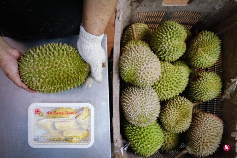 食客最关注榴梿外卖如何保鲜。（林泽锐摄）