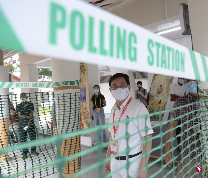 临时“空降”到东海岸集选区迎战工人党团队的副总理王瑞杰，在这个烽火猛烈的选区中只以53.41%的得票率险胜。（潘丰源摄）