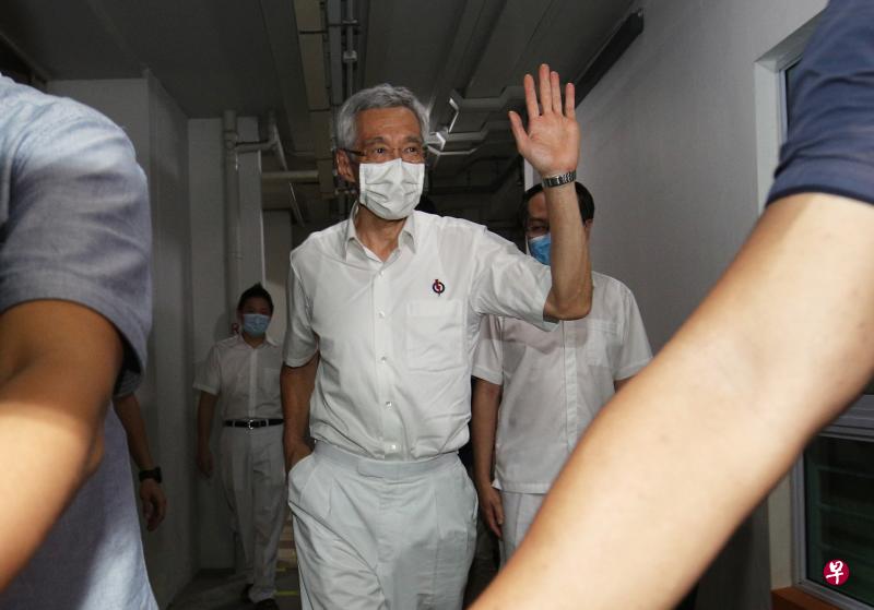 身为人民行动党秘书长的李显龙总理，再次以逾七成得票率成功捍卫宏茂桥集选区，他在前往行动党德义支部途中，挥手向支持者示意。（李健玮摄）