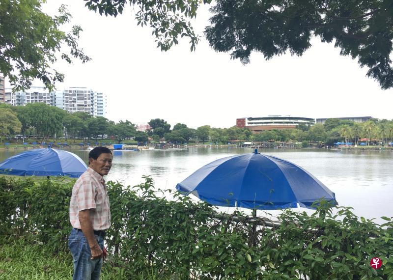 卢业德53年前曾参加金宫旅游胜地一日游，当年的人工湖如今就是他身后的白沙镇公园钓鱼场。（受访者提供）