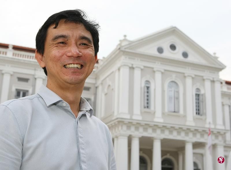 文史研究者吴庆辉年轻时曾花一年时间到印度、欧洲背包走一趟文史之旅，回来后告诉自己，要深度认识自己生活的地方。（档案照）