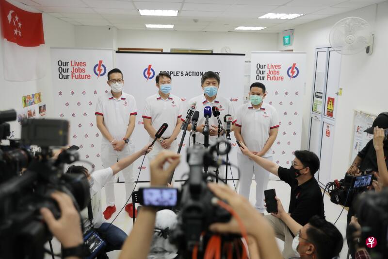 人民行动党盛港竞选团队将一起评估战果、重组团队，以及思考未来计划；李显龙总理鼓励他们继续以不同的方式为民服务，“努力赢回盛港集选区”。（海峡时报档案照）