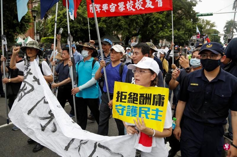 一些民众在立法院外示威，反对陈菊出任监察院院长。（路透社）