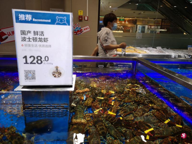 进口鱼虾先后与冠病病毒扯上关系，中国的海鲜销售商纷纷改为主打“国货”。图为北京一家盒马生鲜超市里，展示牌上特别标明“国产波士顿龙虾”。（孟丹丹摄）