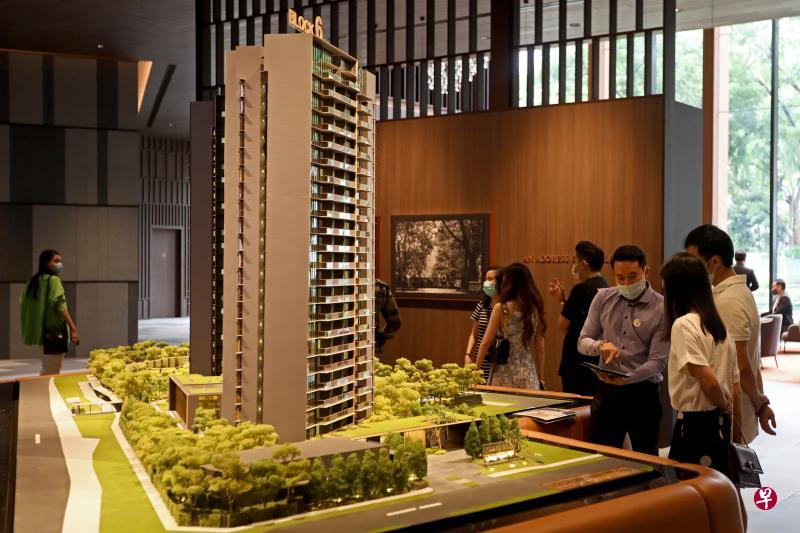 我国6月19日进入解封第二阶段，所有私宅展销厅开放。图为解封第二天，公众到纽顿铜源（Kopar at Newton）的展销厅参观。（档案照片）